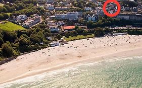 Above Porthminster Beach - - St James Rest - - A Stylish Ground-Floor Private Apartment - - Kids Love The Cabin Bunk Room - - Beautifully Refurbished